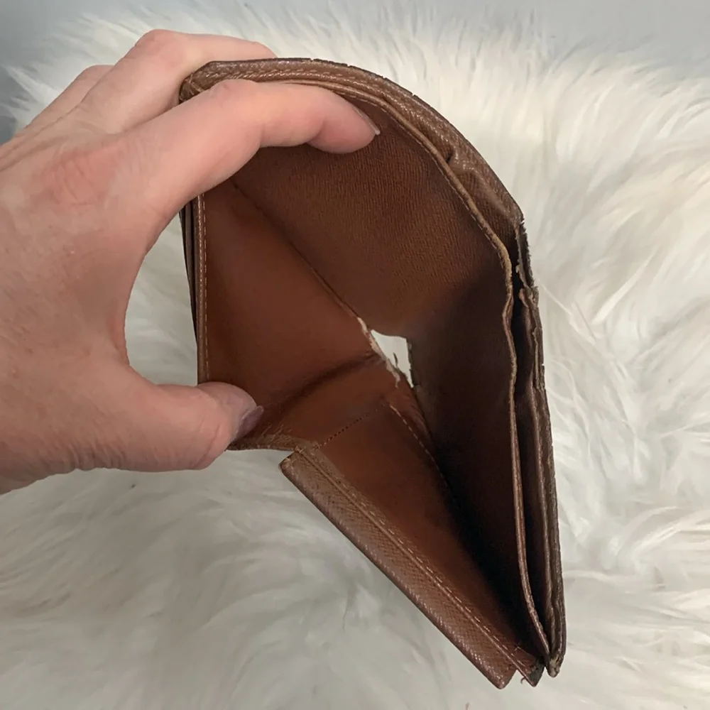 Authentic Louis Vuitton men’s bilfold monogram wallet